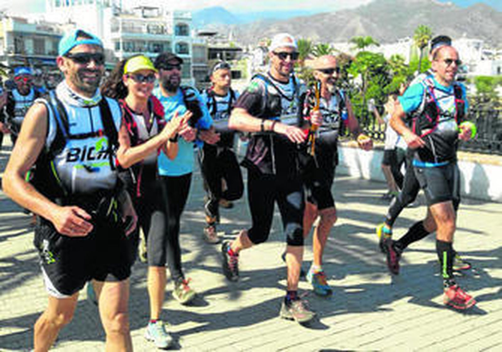 Una treintena de corredores granadinos recorren cien kilómetros hasta Nerja.