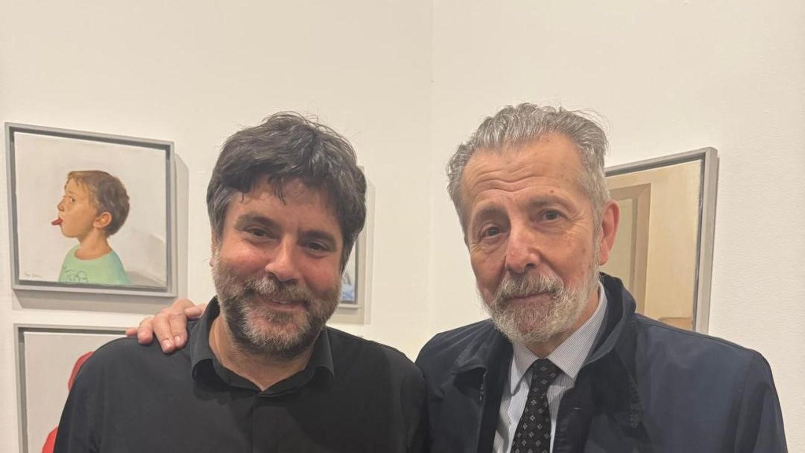 Pepe Baena con el pintor gaditano Hernán Cortés, durante la inauguración de la exposición en Madrid.