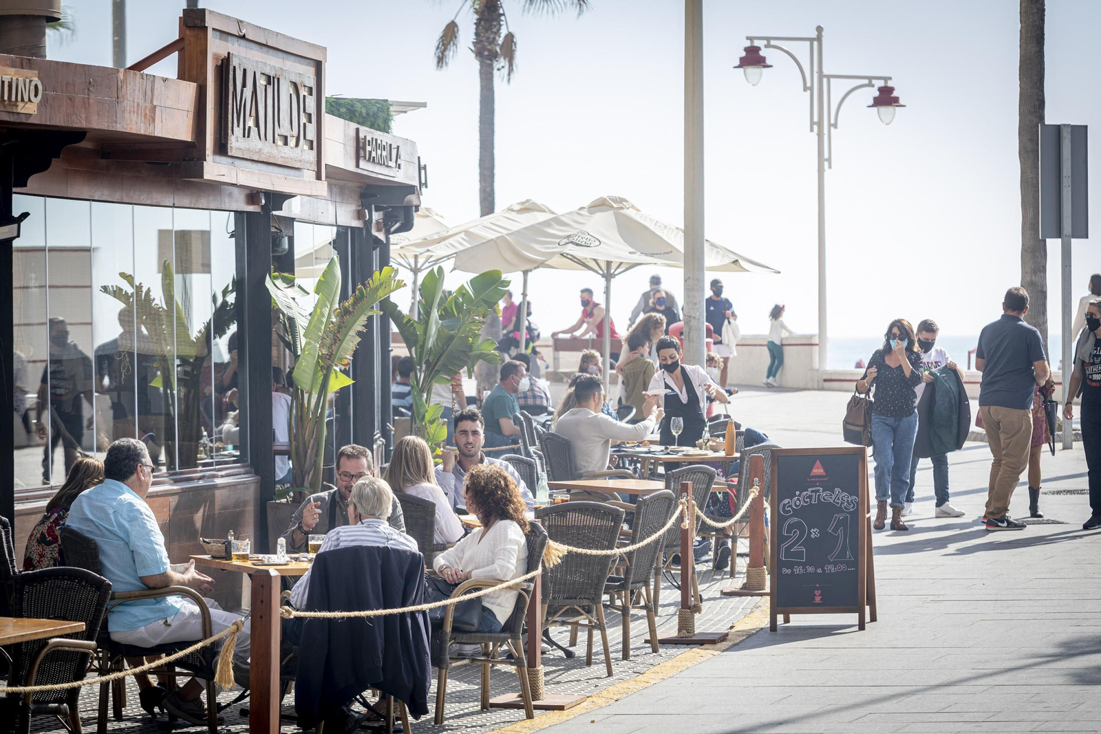 Imágenes: Así vive  Cádiz su primer puente en nivel 3