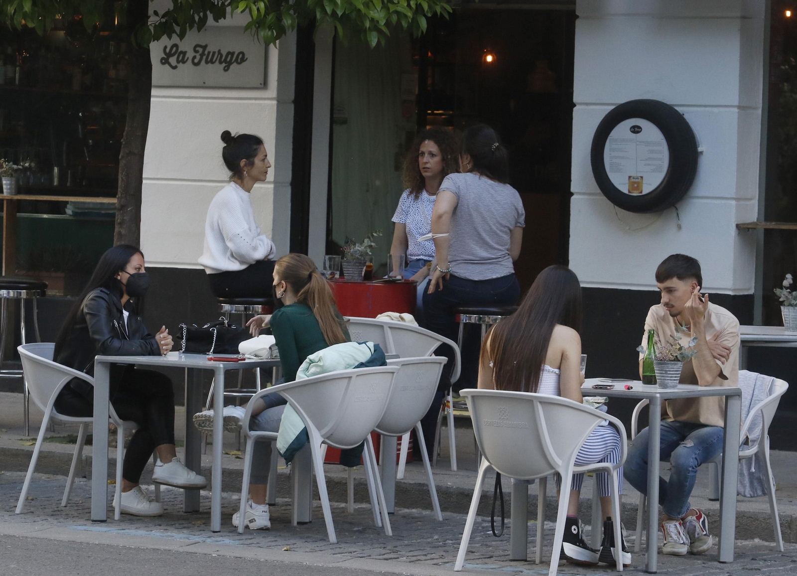 Varias personas en una terraza de la capital cordobesa.