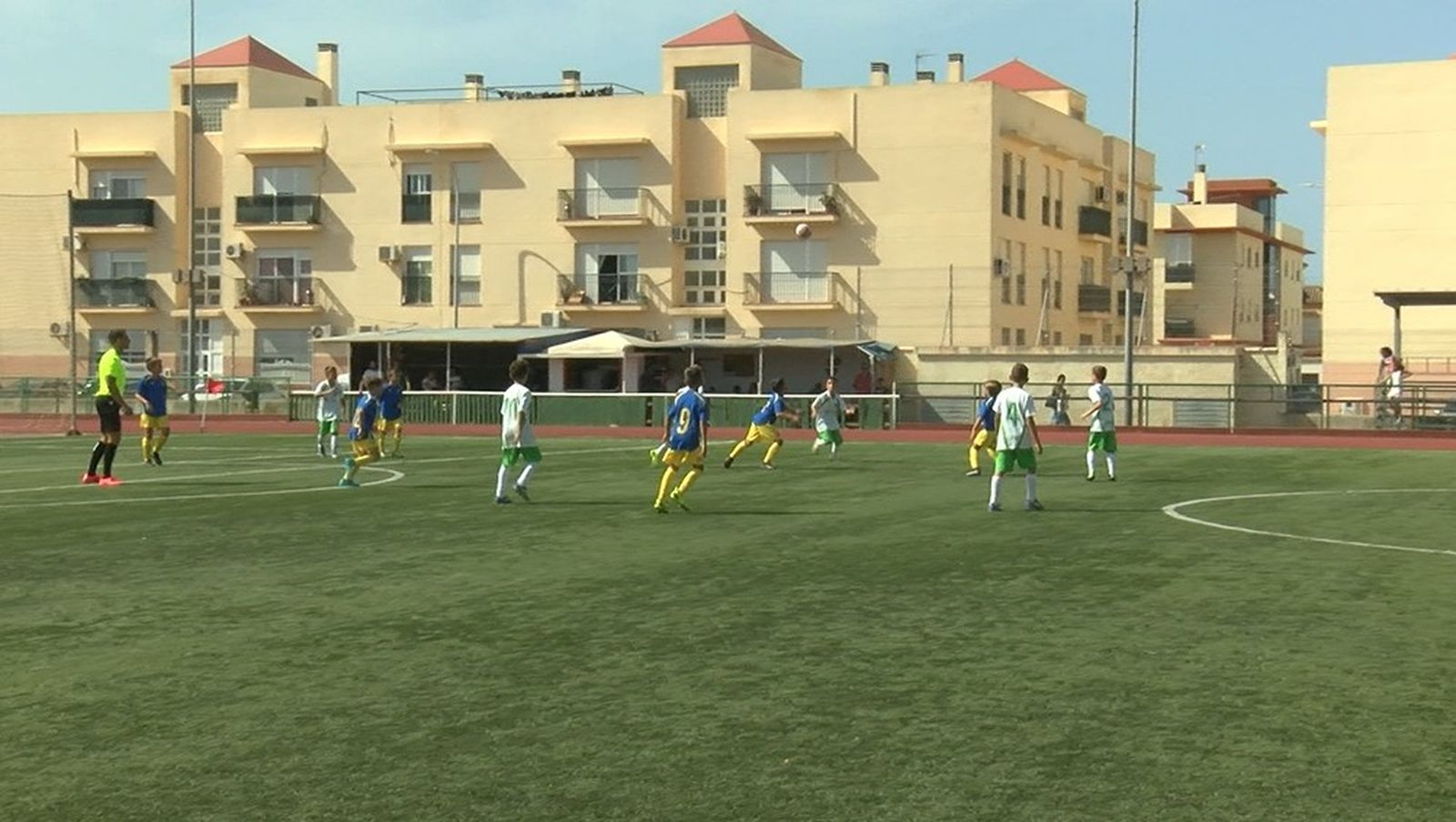 Un partido de fútbol base en el Complejo Deportivo José María Colorado de Puerto Real