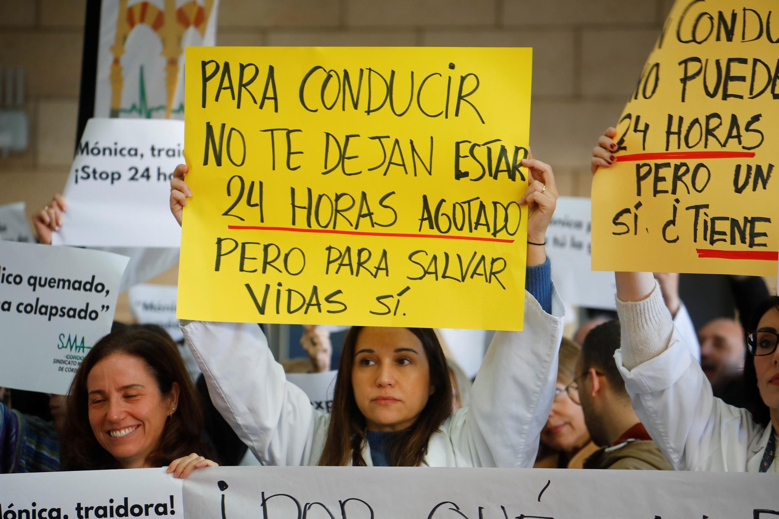 La concentración por la huelga de médicos en Córdoba contra el Estatuto Marco, en imágenes