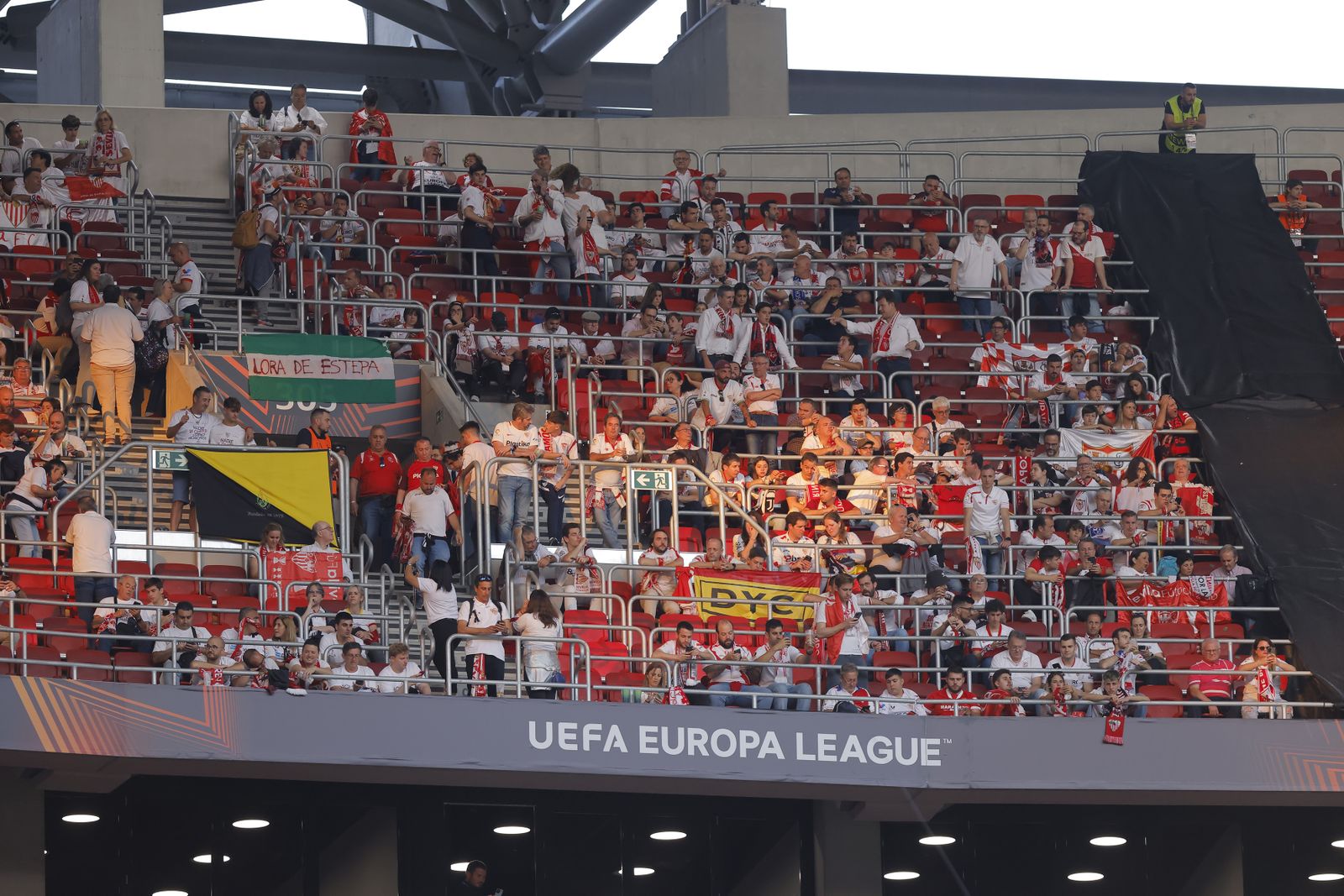 Búscate en las fotos del Sevilla-Roma