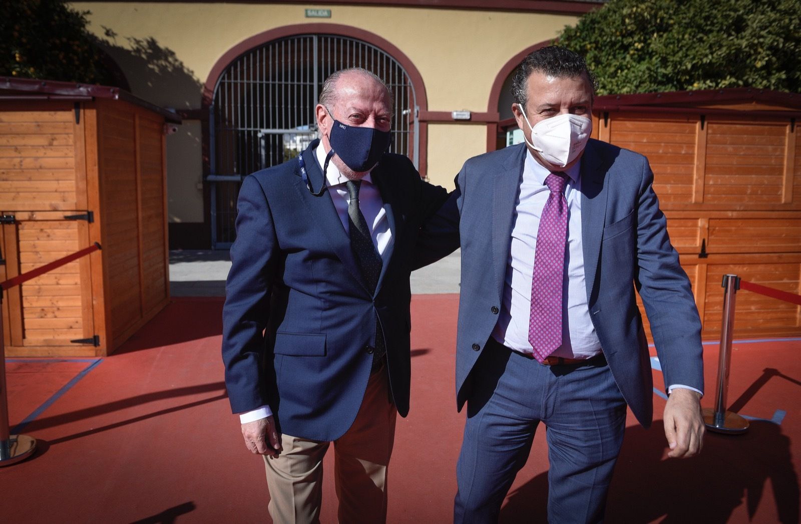 Fernando Rodríguez Villalobos saluda al nuevo secretario del PSOE de Sevilla, Javier Fernández de Los Ríos, tras recibirlo en la Diputación.