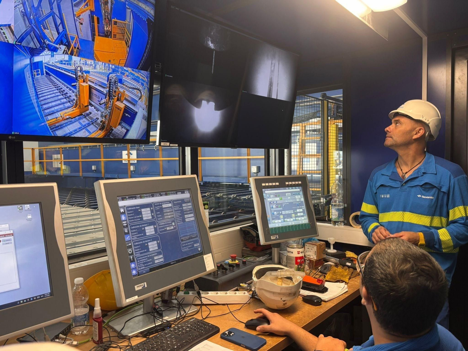 Trabajadores de Navantia San Fernando en el taller de unidades planas abiertas