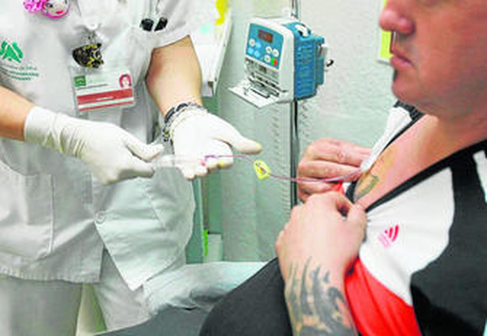 Un paciente recibe una sesión de quimioterapia en un hospital almeriense.