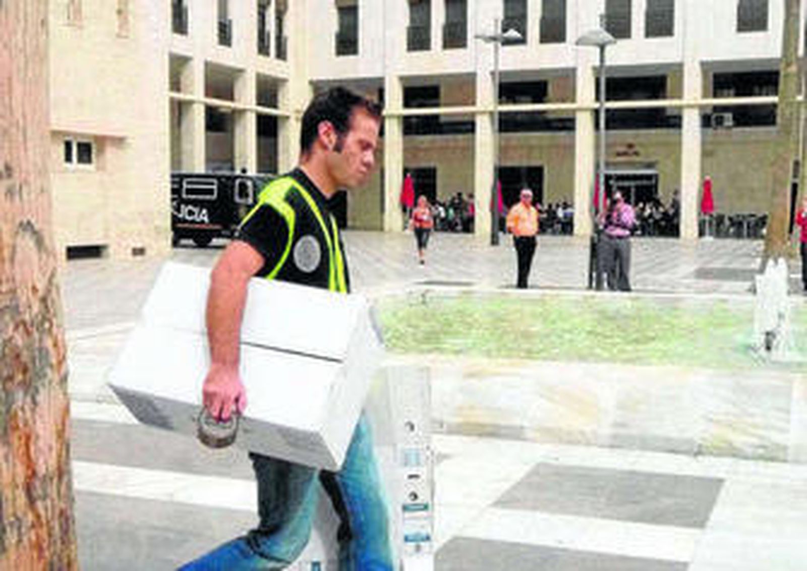 Los agentes inspeccionaron palmo a palmo el Ayuntamiento de El Ejido.