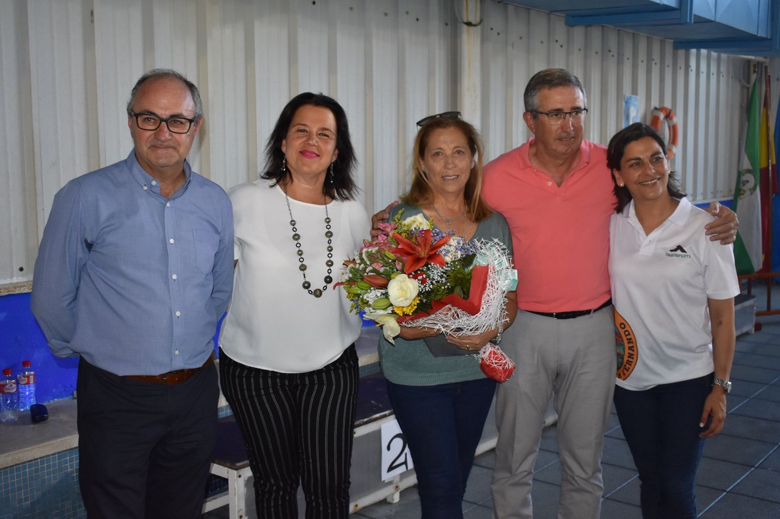 Concejales (Ignacio Bermejo y Maite Lebrero) junto a la viuda de Manuel Prado, María del Carmen Cabillas, y responsables del CN San Fernando.
