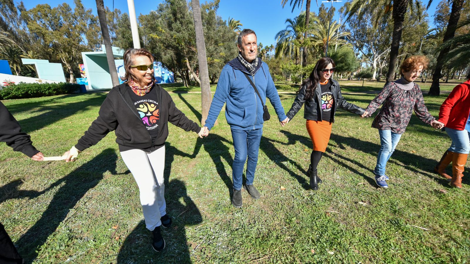 Danza circular en la parque Princesa Sofia, en imágenes