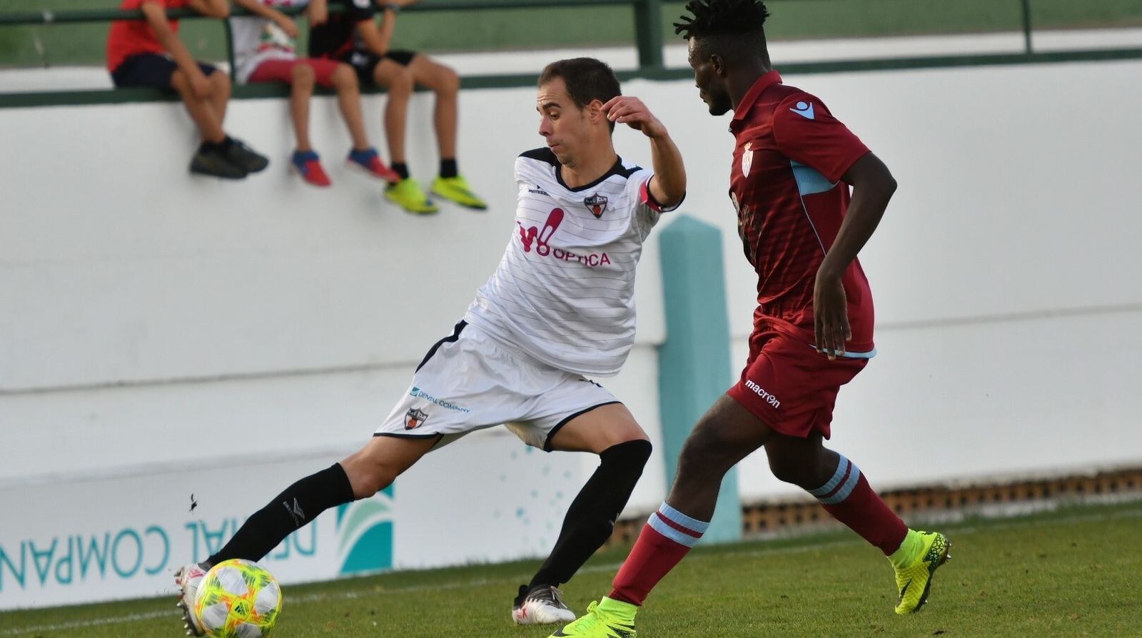Valentín intenta controlar un balón en el duelo de esta temporada ante el Arcos.