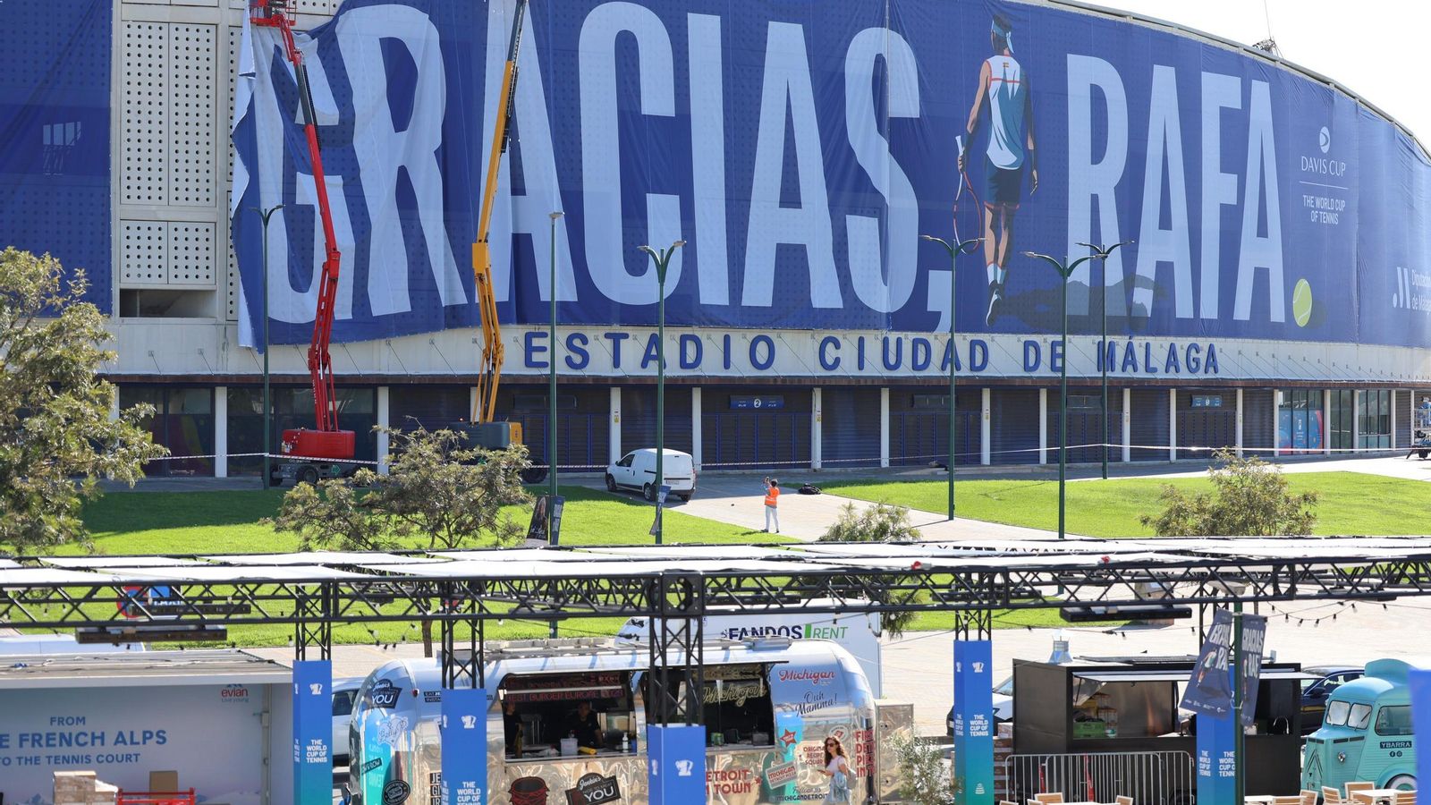 La pancarta de homenaje a Rafa Nadal en el Ciudad de Málaga, en imágenes