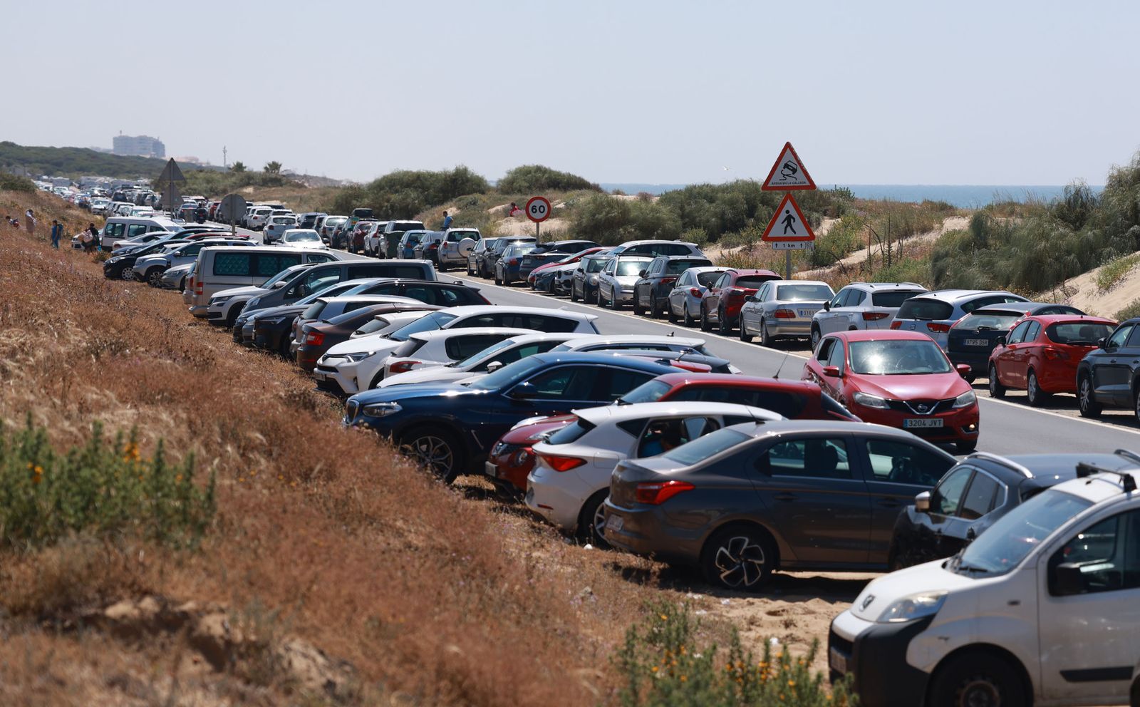 Imágenes del ambiente en las playas de Punta Umbría y La Bota en la mañana del domingo