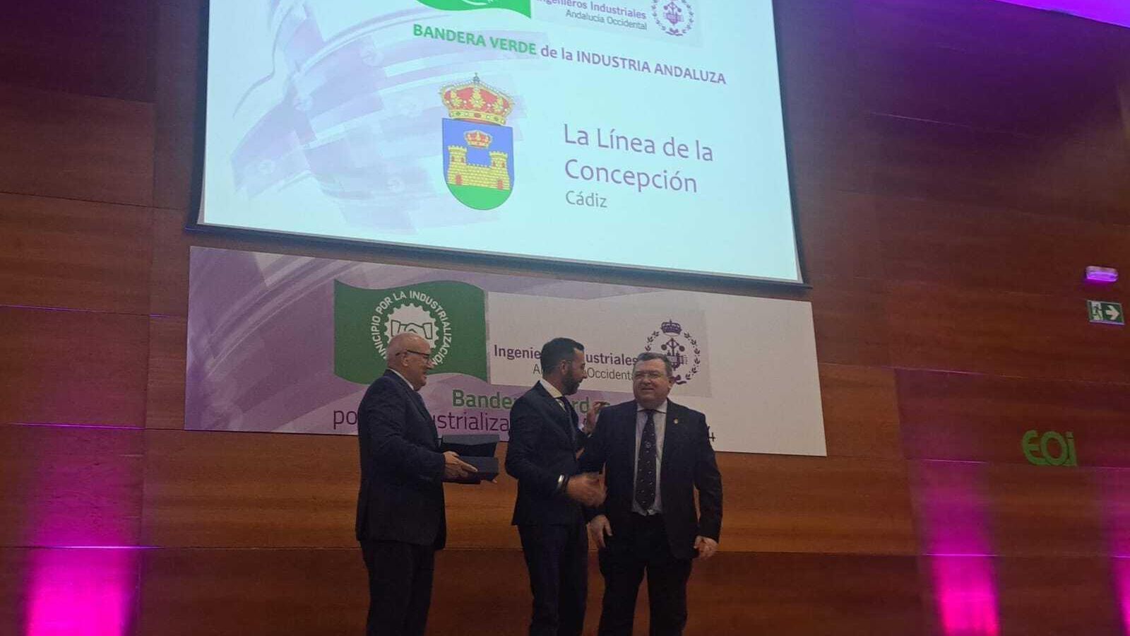 Alfonso Lozano recoge el galardón para La Línea.