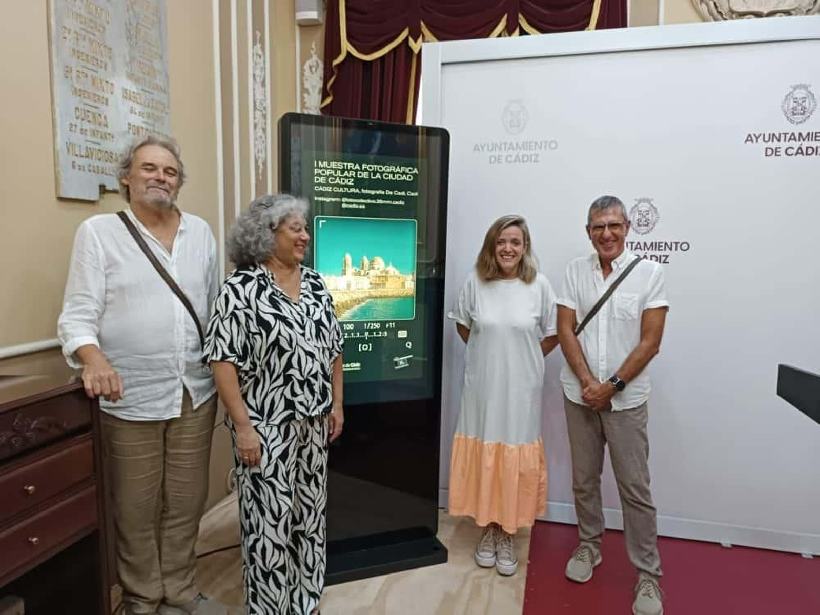 La concejala de Cultura, Maite González, con los miembros del Fotocolectivo 35mm en la presentación de la Muestra.