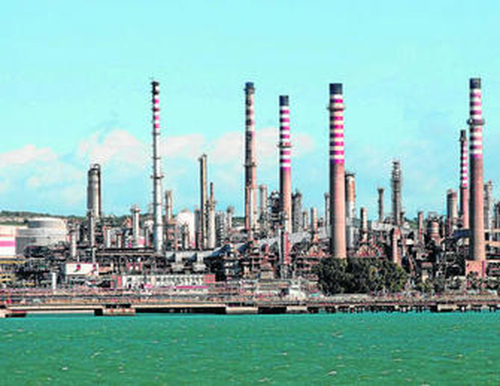 Vista general de la refinería Gibraltar-San Roque de Cepsa tomada desde la Bahía de Algeciras, ayer.