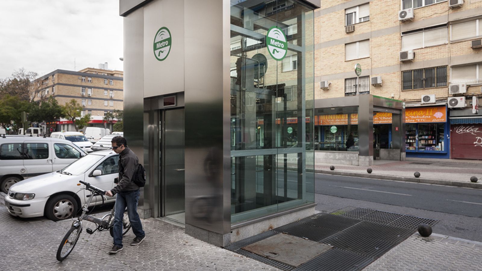 Un ciclista sale de la estación de Amate.