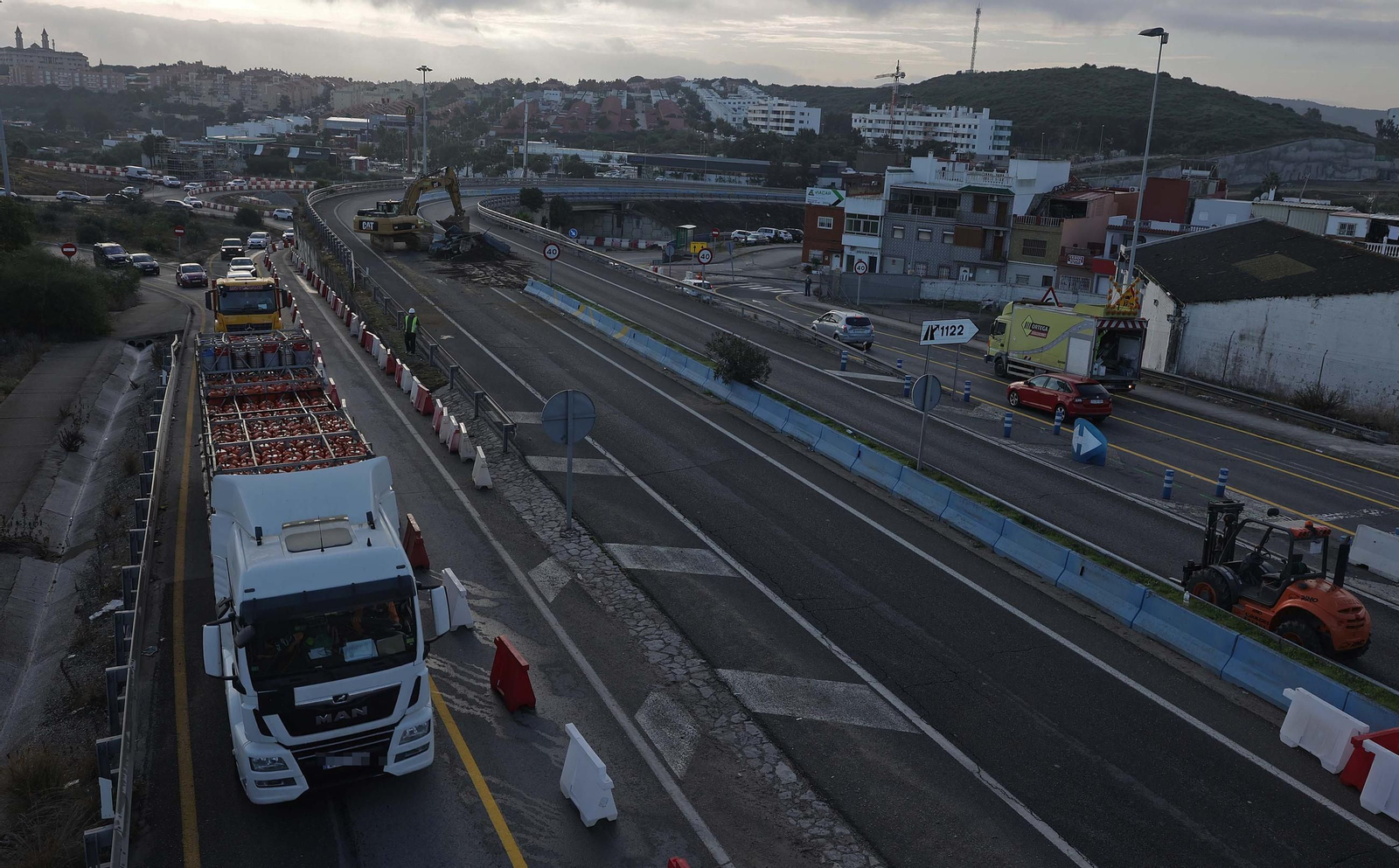 El inicio del derribo del puente de Los Pastores de Algeciras, en imágenes