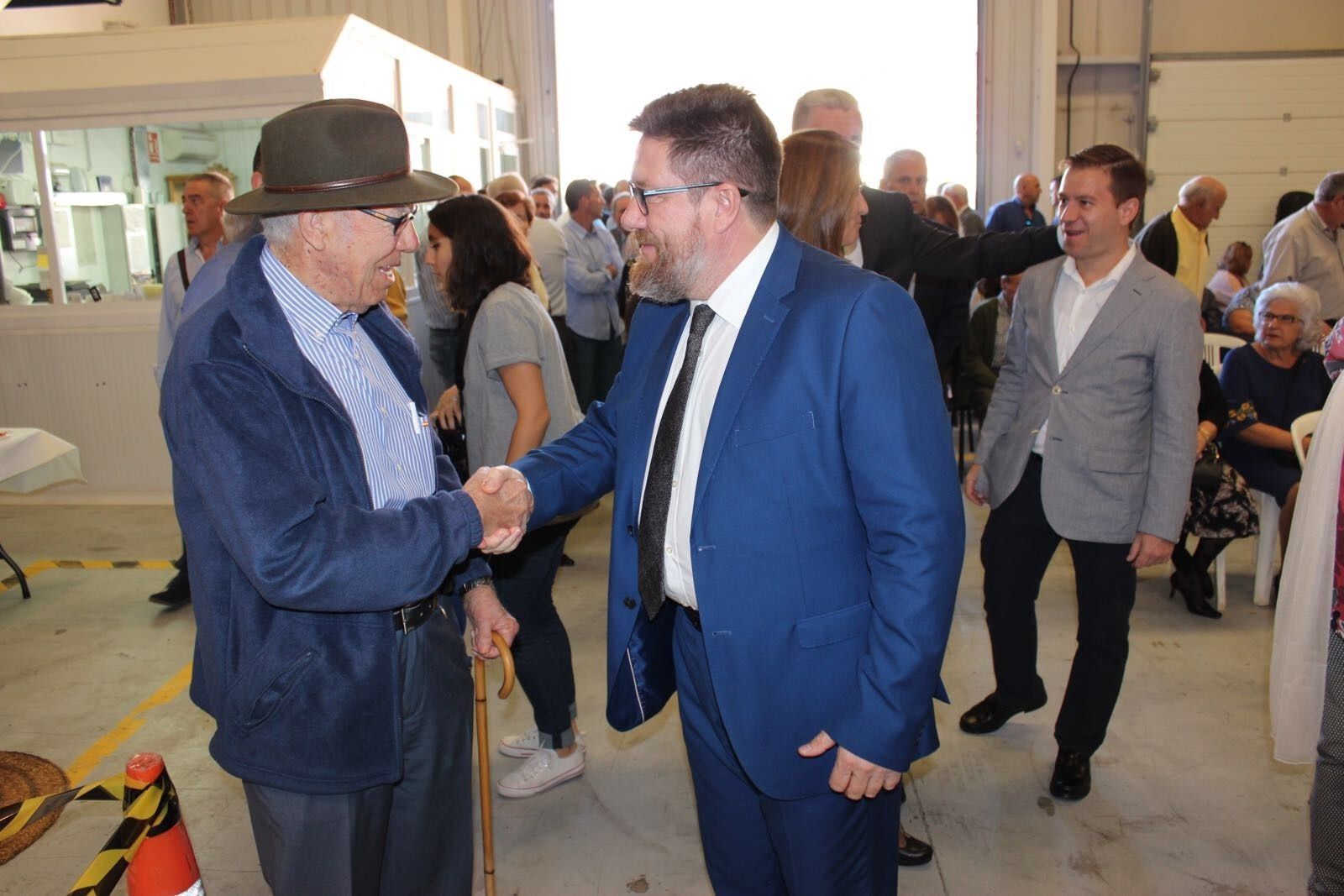 El consejero asistió también al 70 aniversario de la cooperativa Iznaoliva.