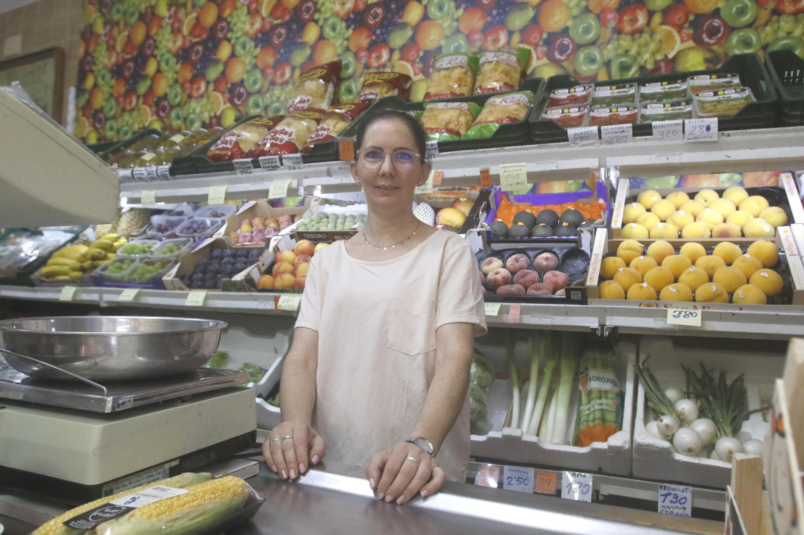 Ana Prieto en su tienda de ultramarinos y frutas en la Judería.