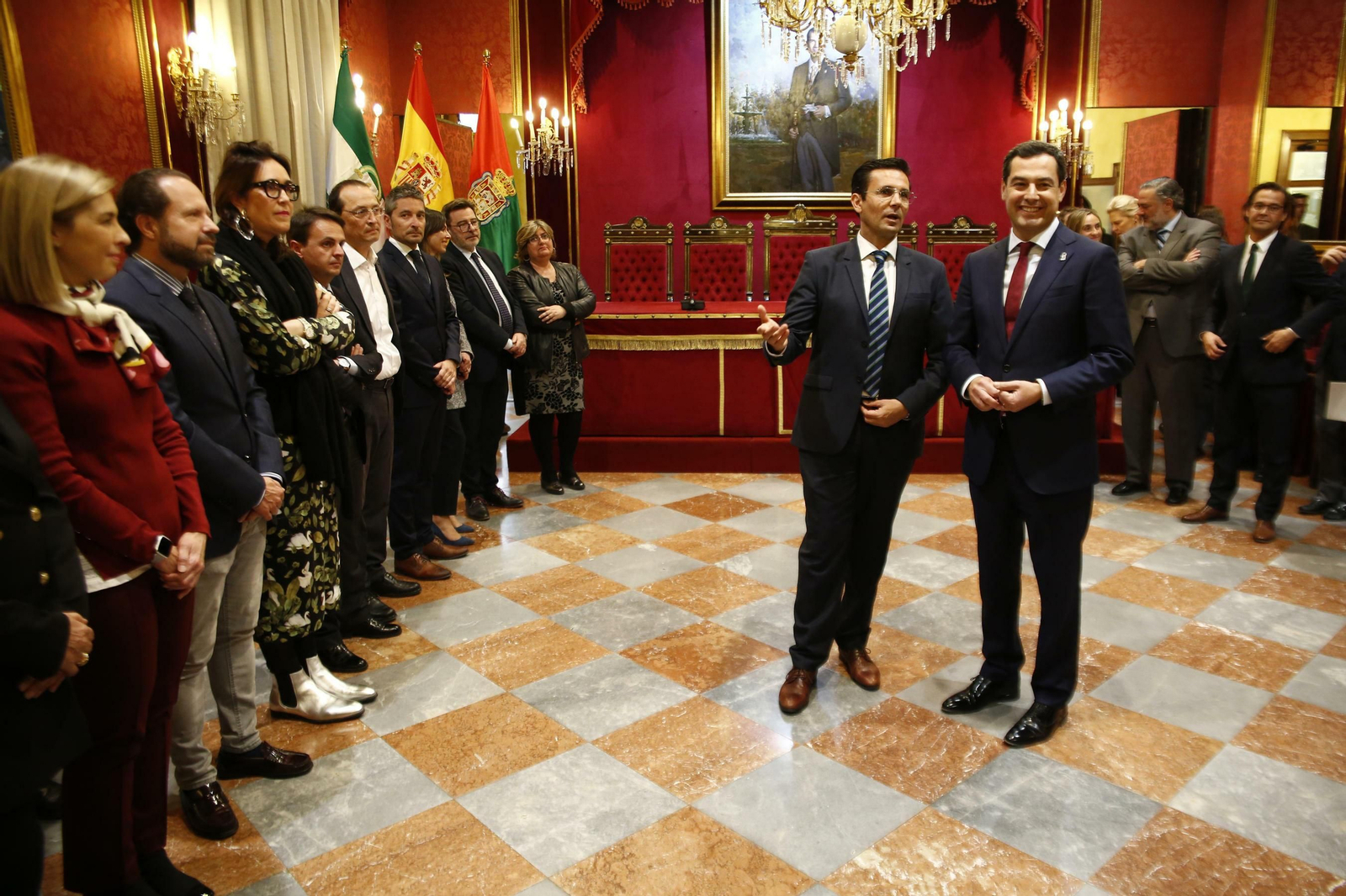 Los concejales  de Granada saludan al presidente de la Junta, Juanma Moreno, en el Salón de Plenos,