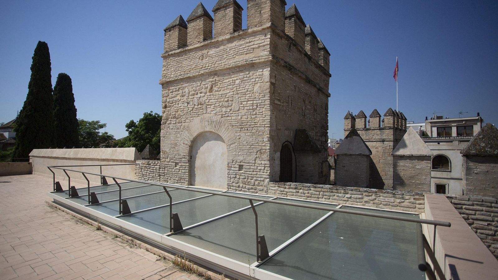 Las torres de la Puerta del León desde la azotea de las casas 7-8 del Patio de Banderas.