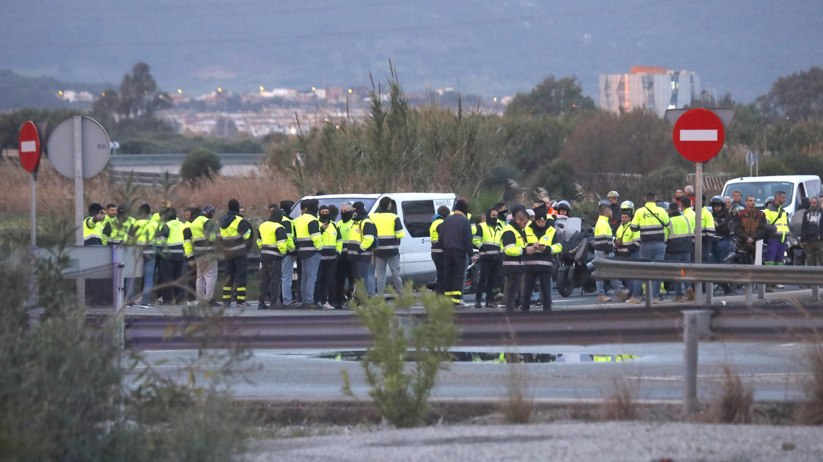 Imágenes del corte de la A-7 por los trabajadores de Acerinox en huelga, este viernes