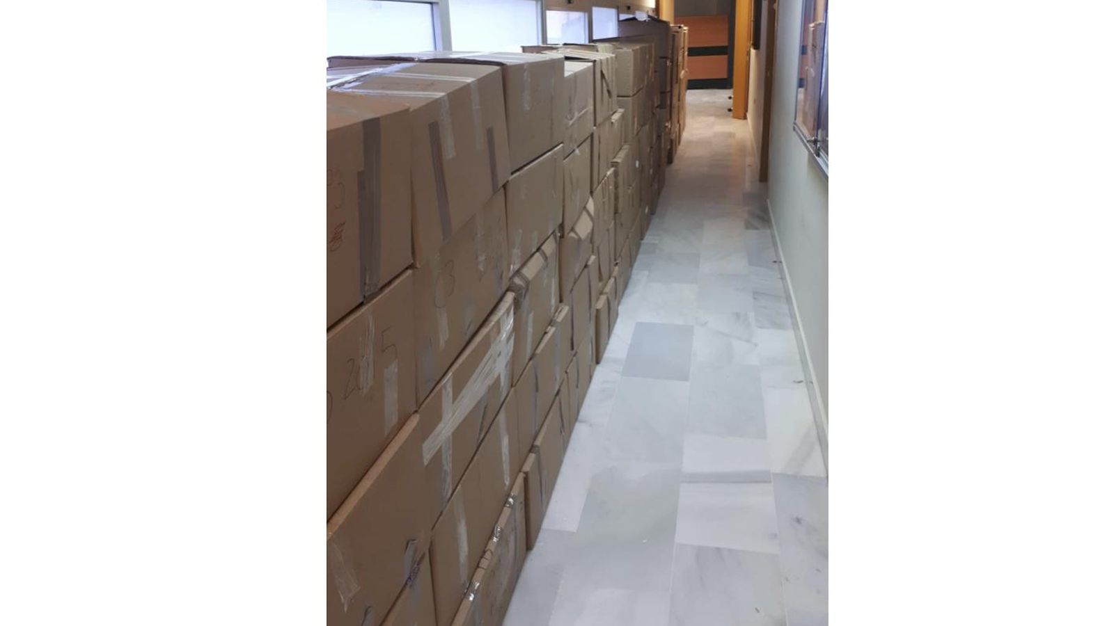 Cajas de documentos esperan para su traslado