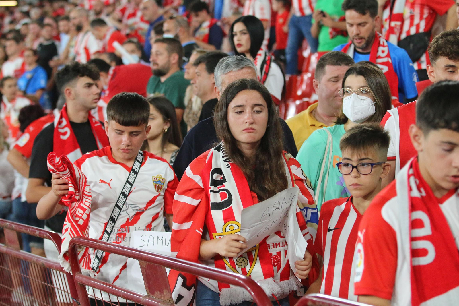 Las imágenes de la decepción de los aficionados del Almería