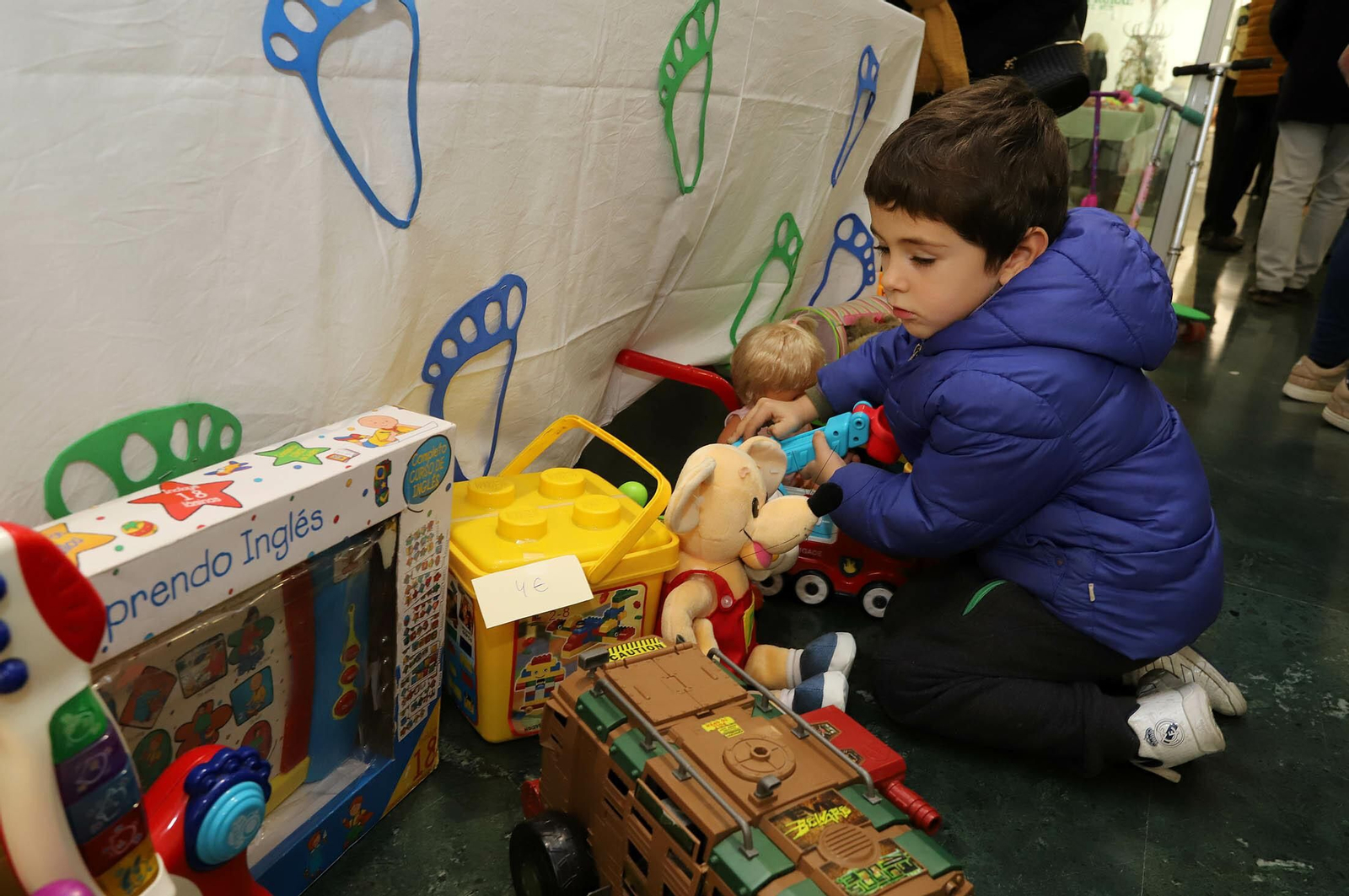 Imágenes del mercadillo navideño en Caja Rural del Sur