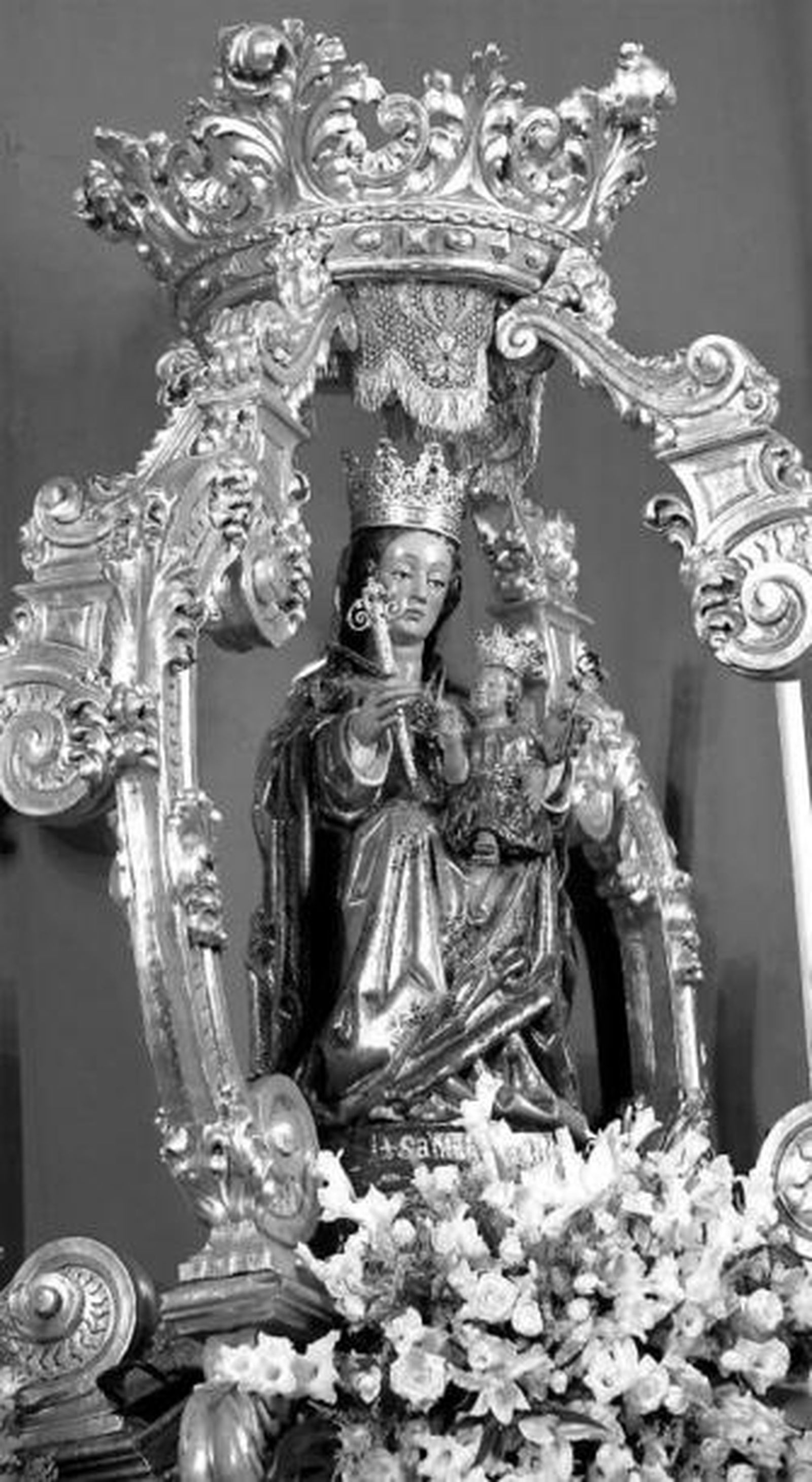 La Virgen de la Victoria, en el altar mayor de la Catedral durante su novena.