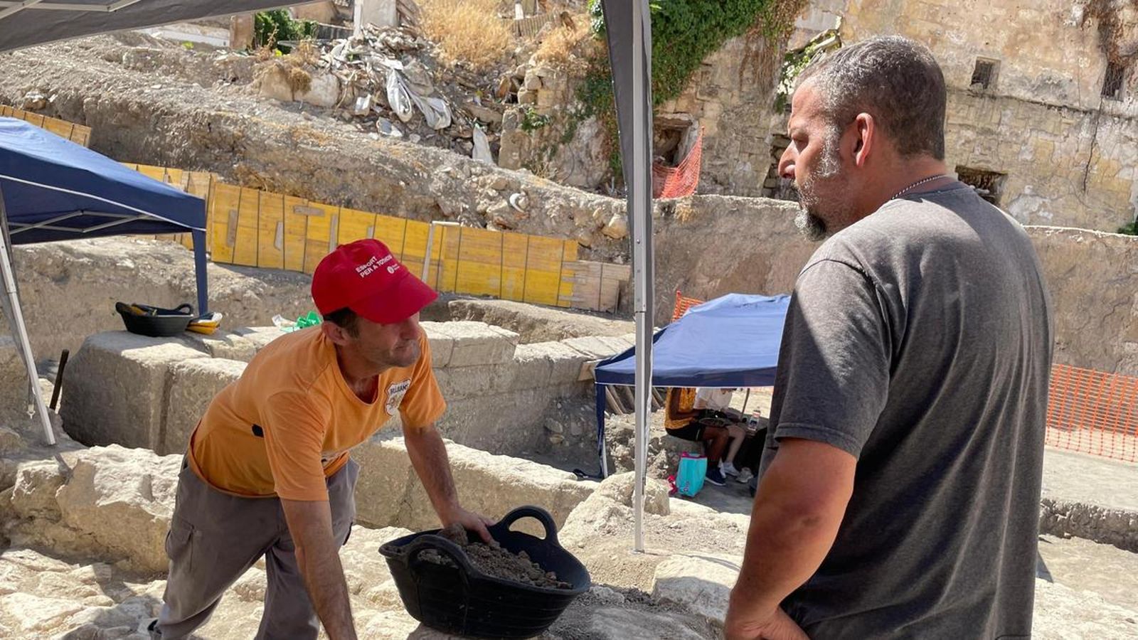Traslado del material sobrante en cubas.