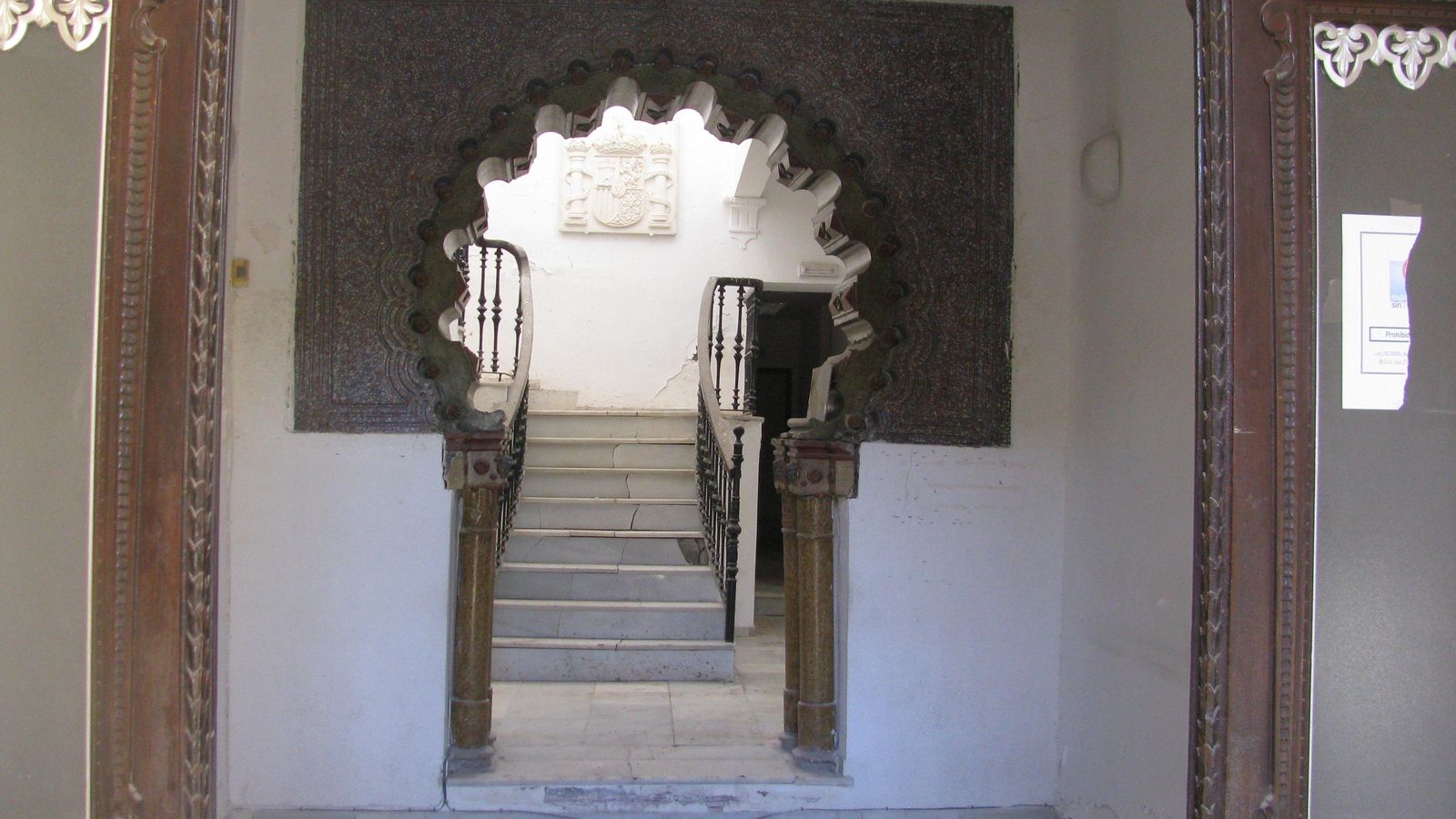 Escalera interior de mármol blanco.