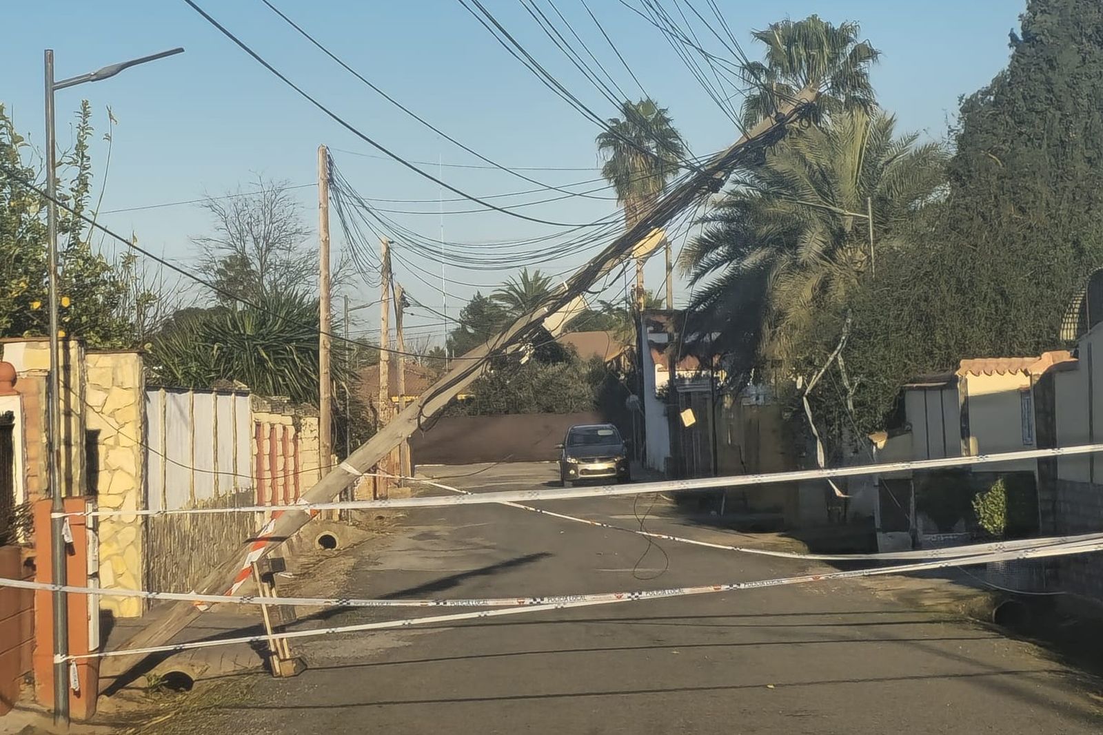 Poste de telefonía volcado sobre la calle Doña Francisquita.