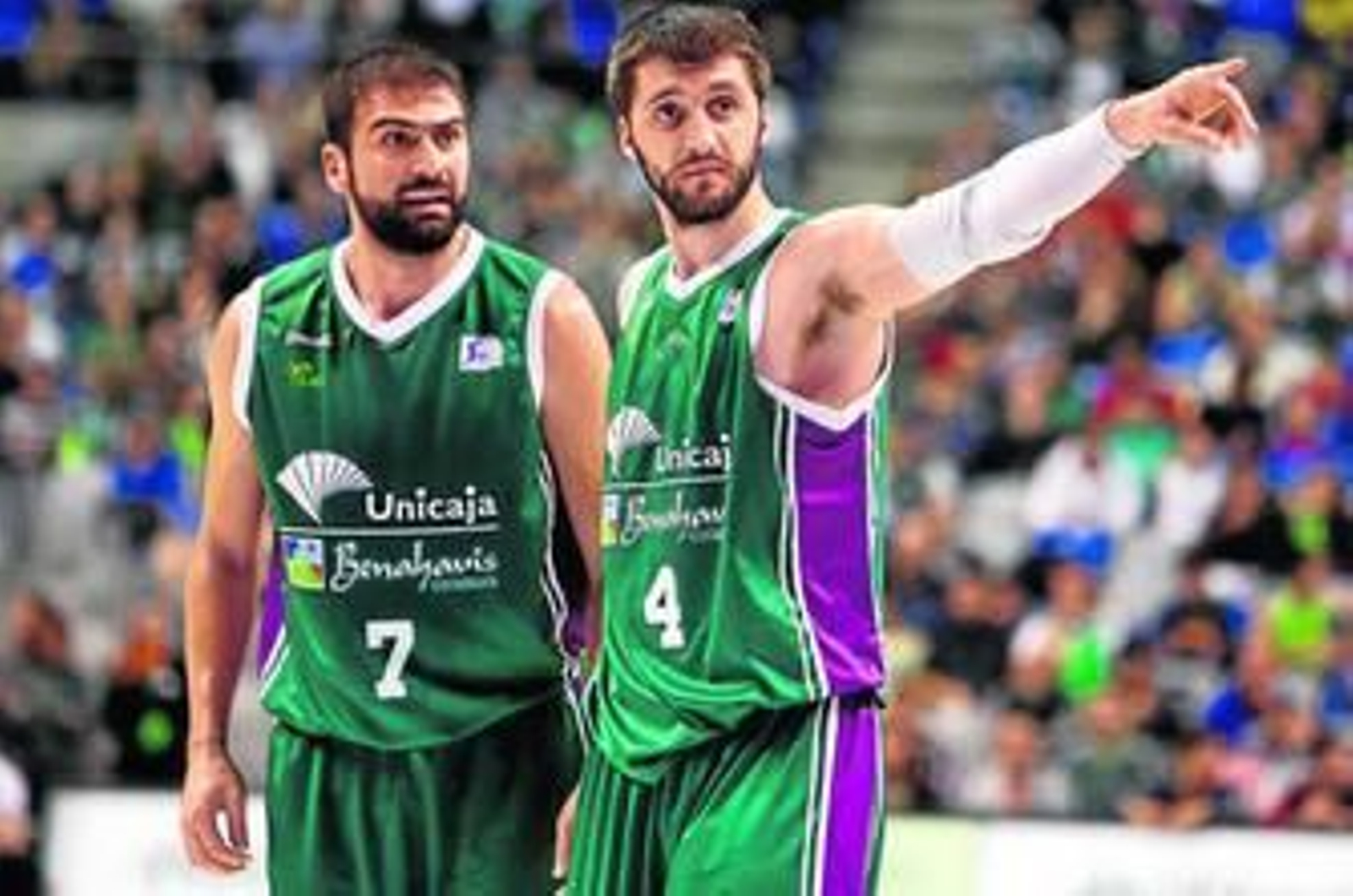 Stefan Markovic gesticula con Kostas Vasileiadis en el partido de ida en el Carpena.