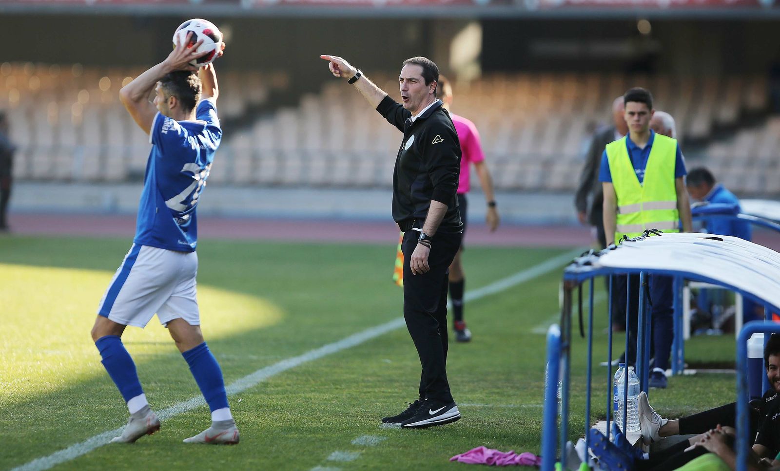 El técnico del Ciudad de Lucena, Diego Caro, da instrucciones a sus jugadores durante un partido.
