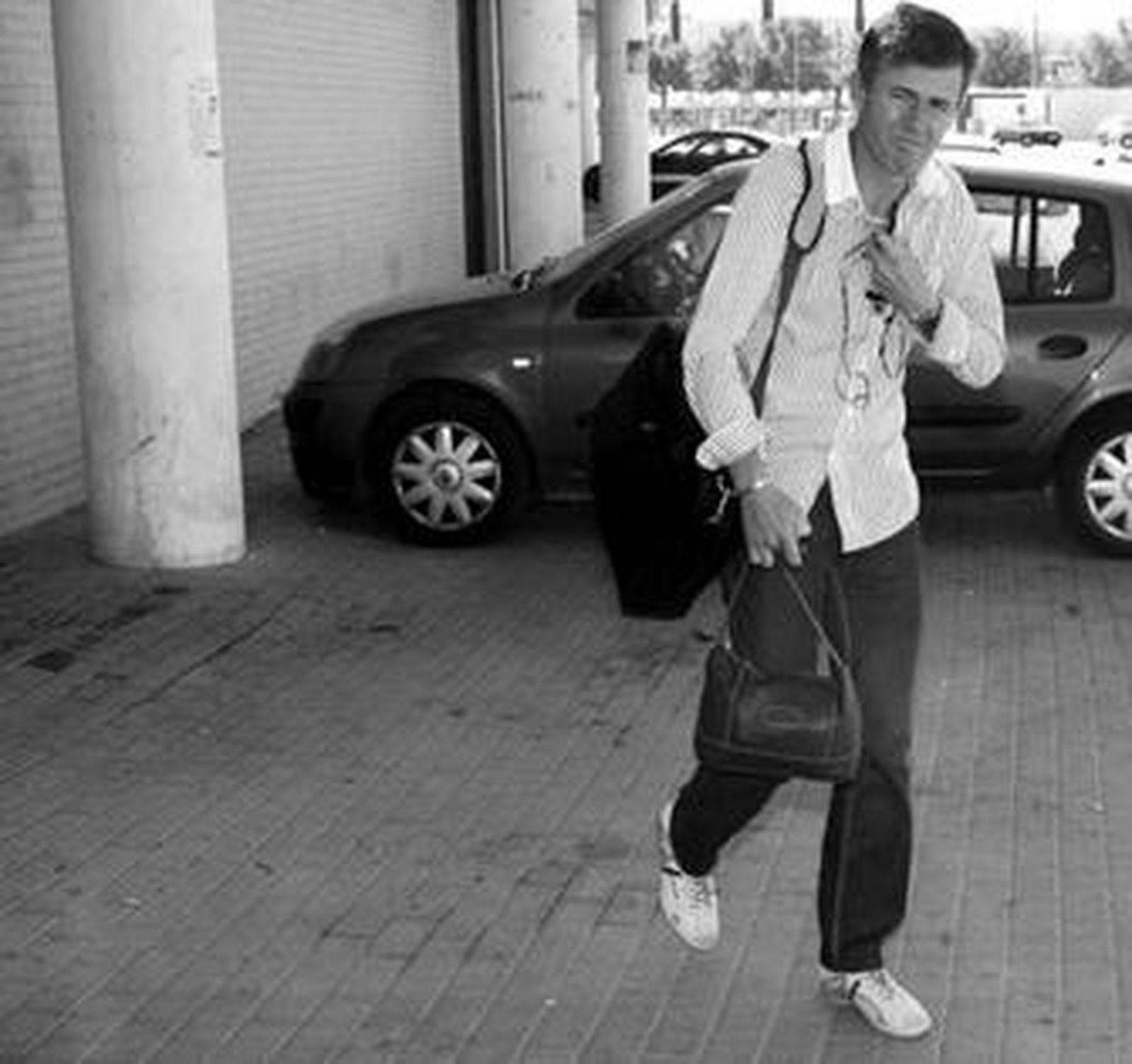 Lucas Alcaraz abandona las instalaciones de El Arcángel al mediodía de ayer tras dirigir el entrenamiento.