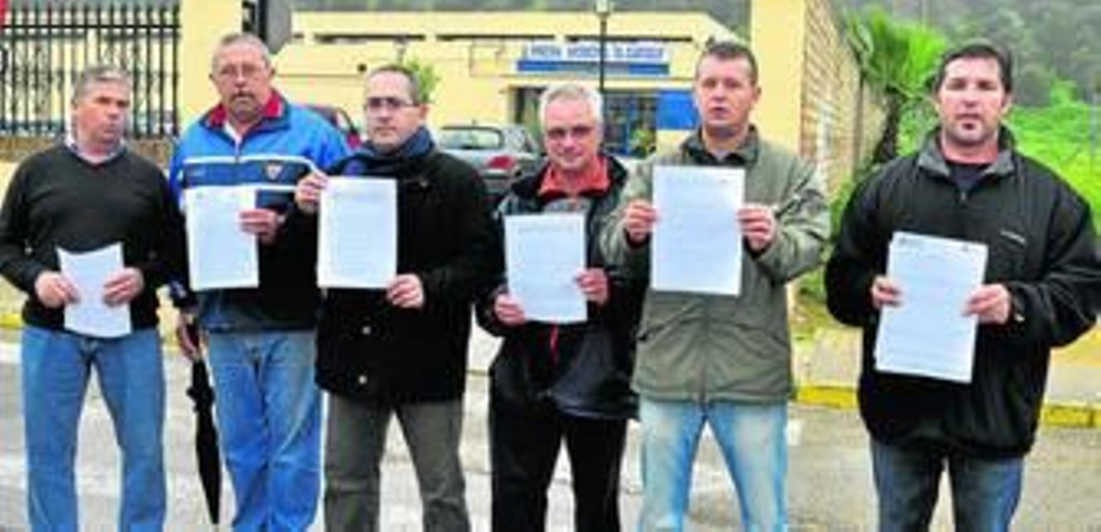 José Ruiz (56 años); Rafael Tellado (51); José Manuel Fernández (47); José María Mateo (38) y Ángel López (38), con sus despidos del Ayuntamiento de Gelves.
