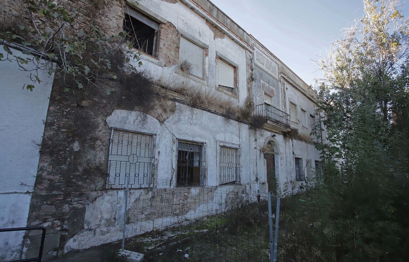 La fachada principal del Asilo de San José.