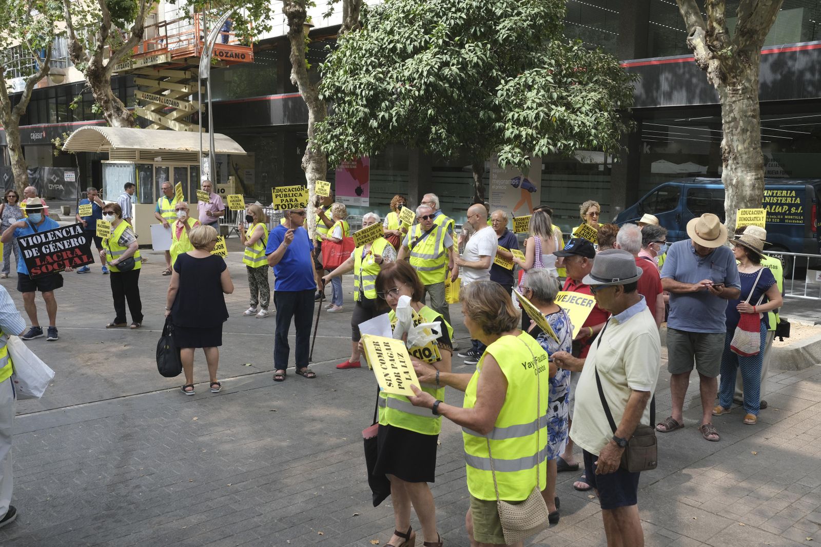 Las fotografías de los yayoflautas en Córdoba: pancartas, chalecos amarillos y nada de flautas