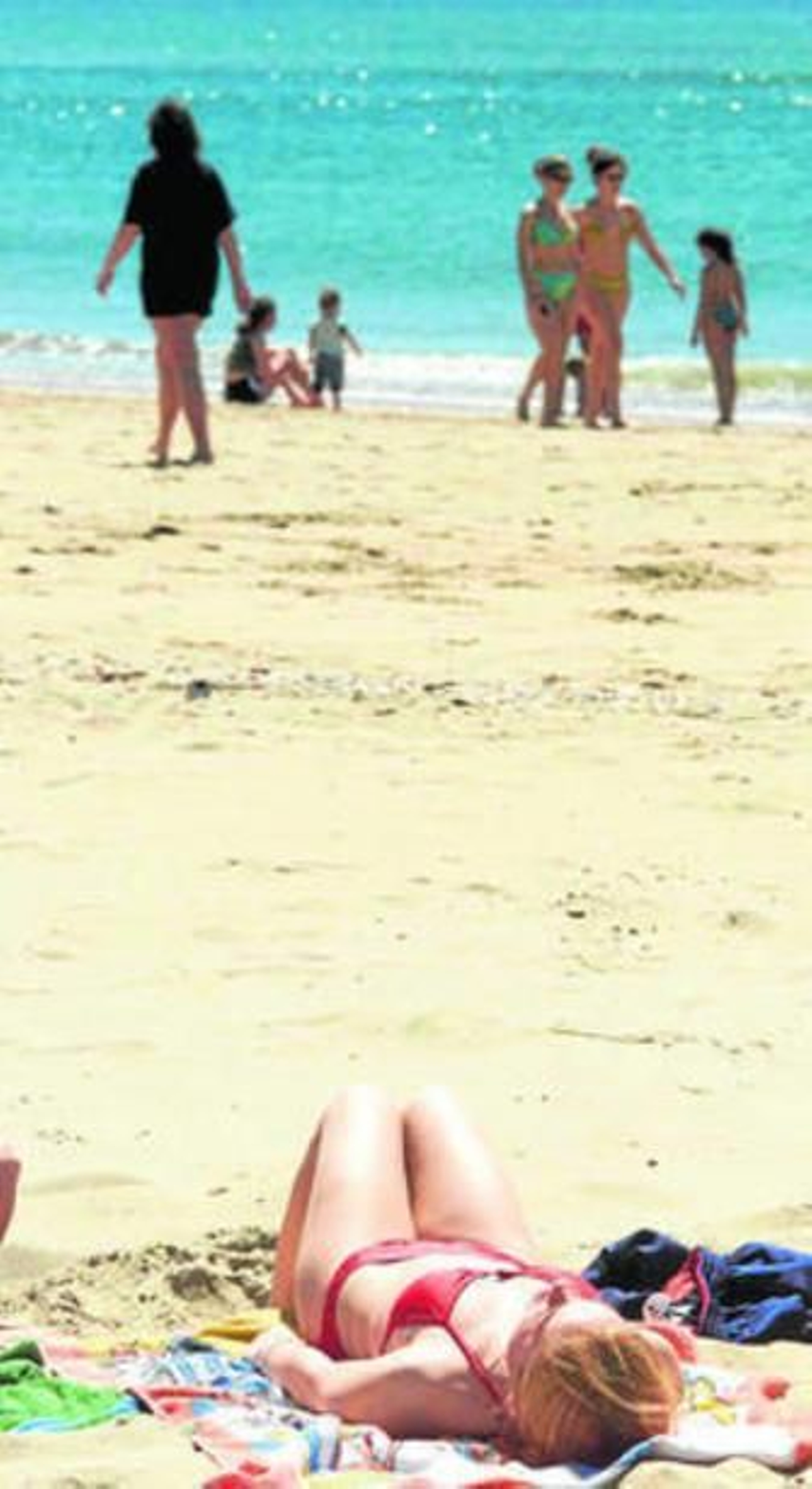 Bañistas en la playa de Punta Umbría.