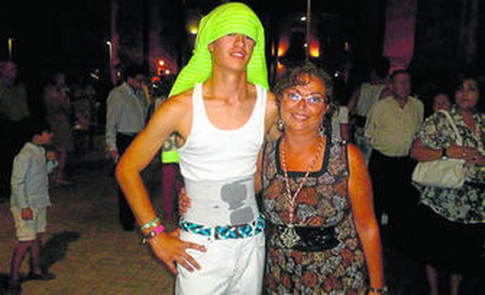 El pequeño de los Herrero junto a su madre, Marisol Diego.