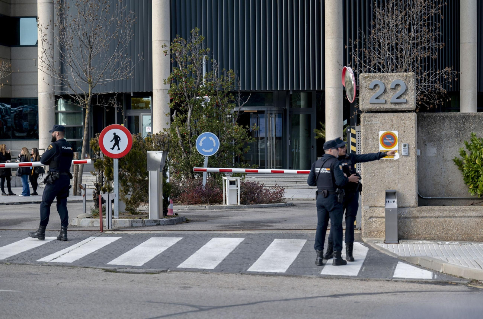 Efectivos de la Policía Nacional en la sede de Plus Ultra, durante el registro del pasado jueves.