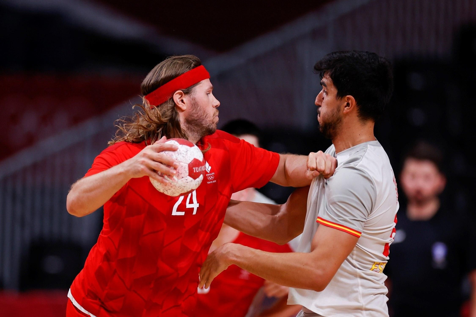 El español Miguel Sánchez-Migallón defiende al danés Mikkel Hansen.