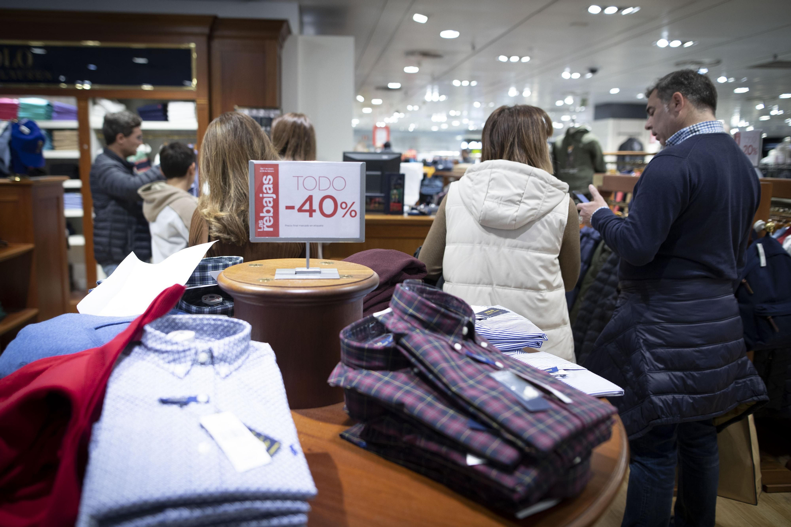 El primer día 'oficial' de rebajas en Granada, en imágenes