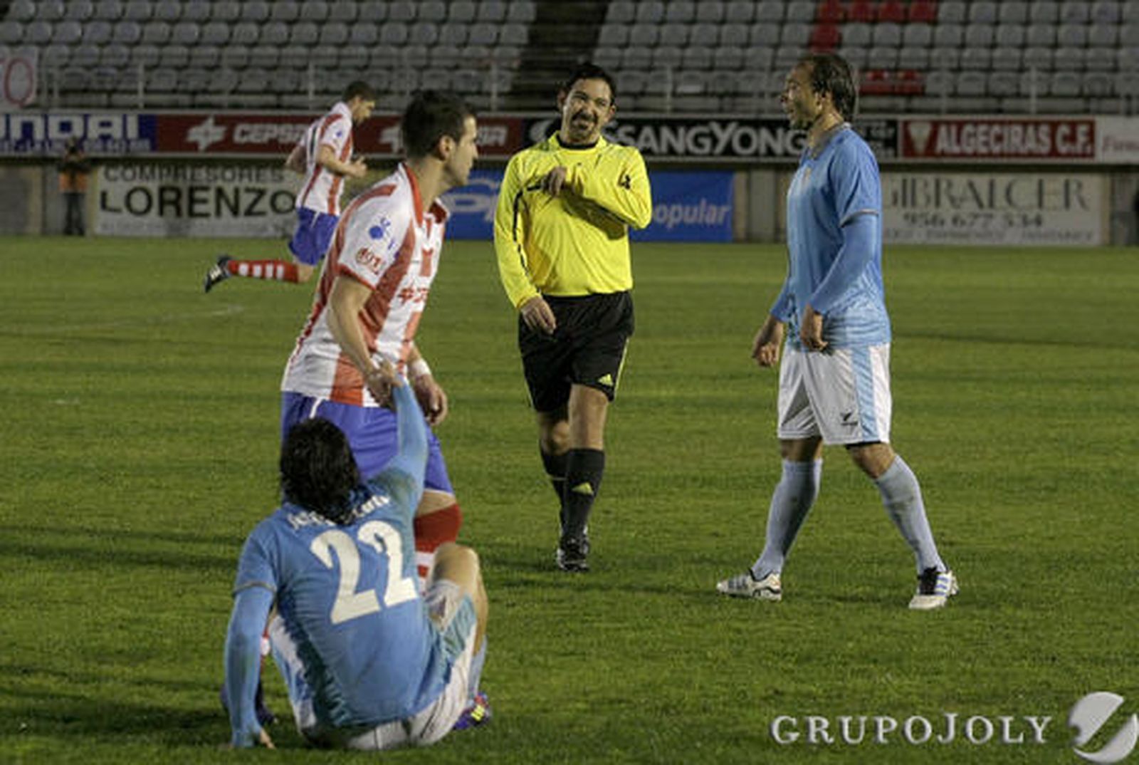 El Algeciras se aleja aún más de la zona de liguilla al perder en el Nuevo Mirador ante el San Fernando./Fotos:Erasmo Fenoy

Foto: Erasmo Fenoy