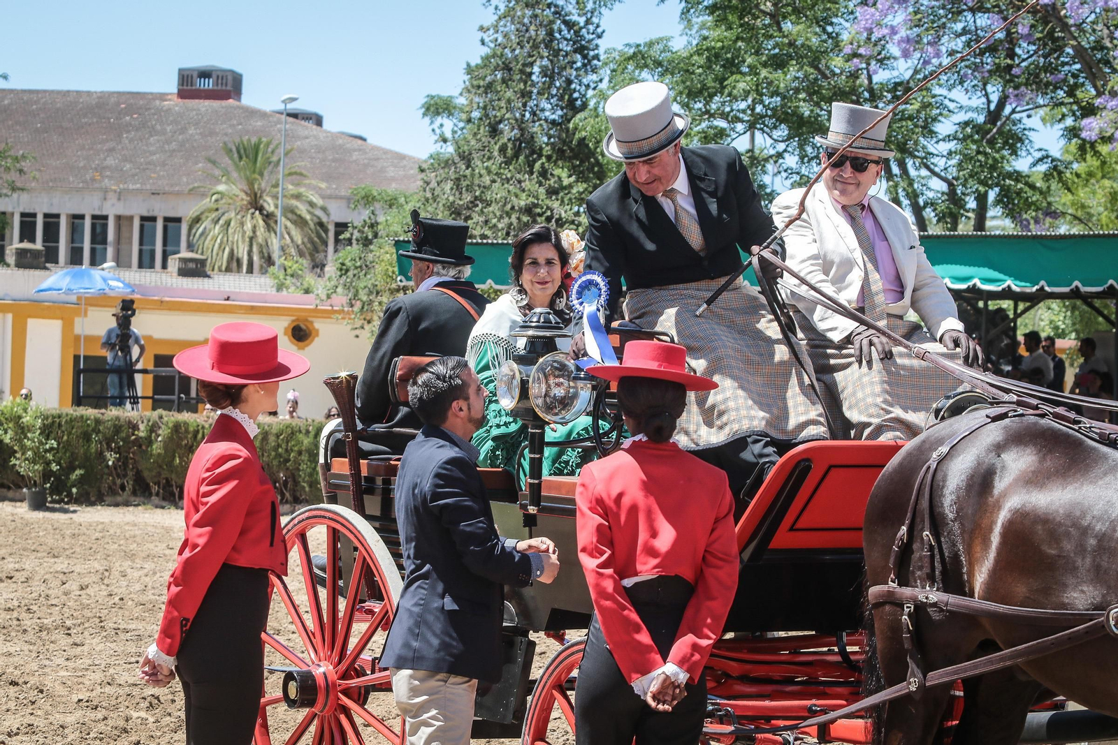 José Antonio Díaz entrega uno de los galardones.