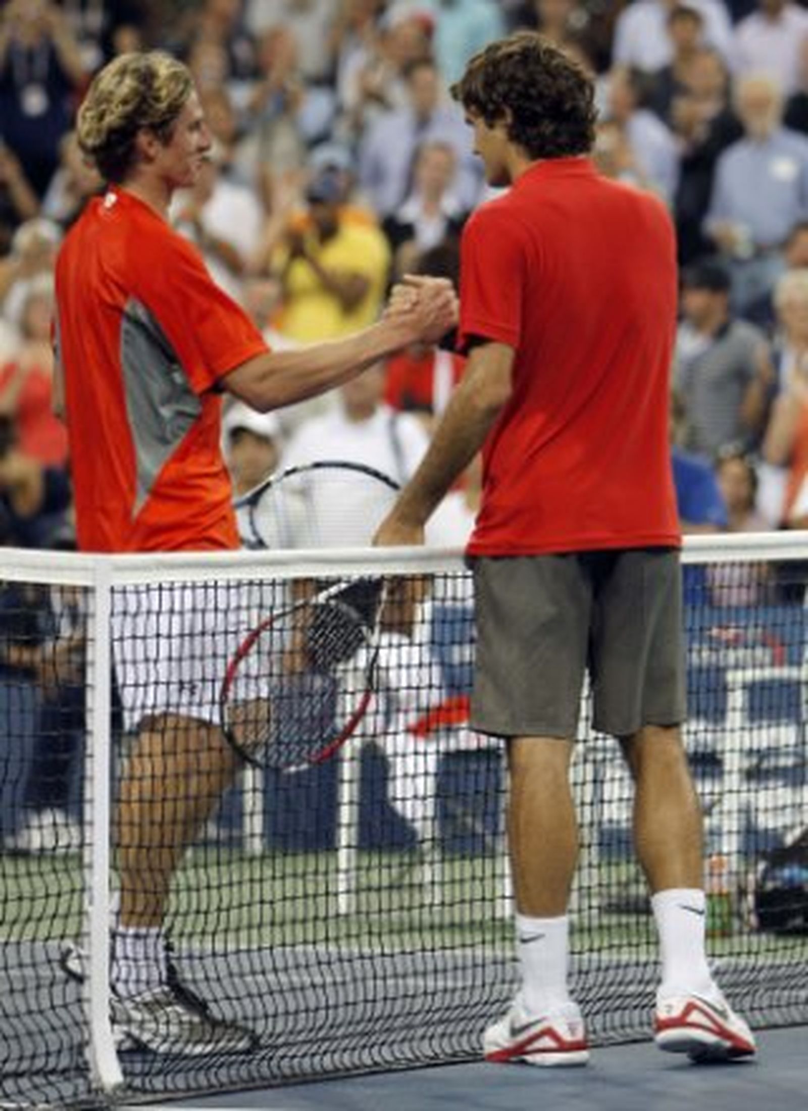 Federer sufre con Andreev para pasar a cuartos