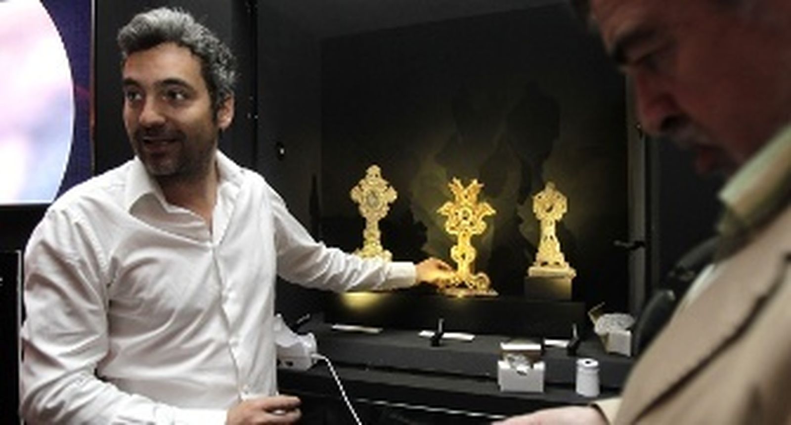 Responsable. Álvaro Cruz, comisario y productor de la muestra, enseña las reliquias en presencia de Juan Manuel Miñarro. / Antonio Pizarro