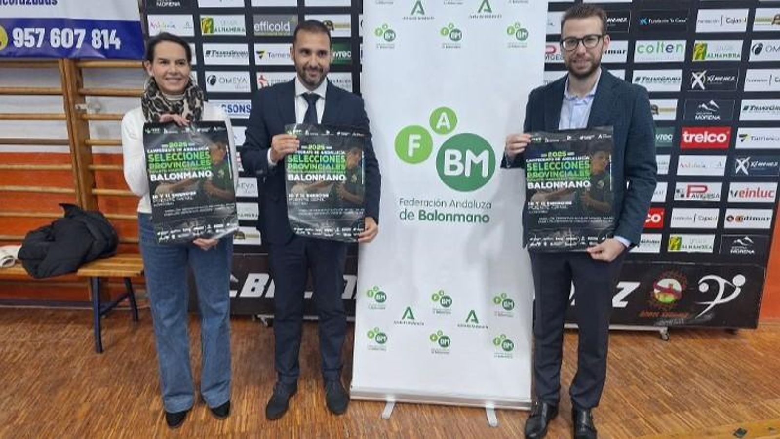 Las autoridades y organizadores, con el cartel del evento.