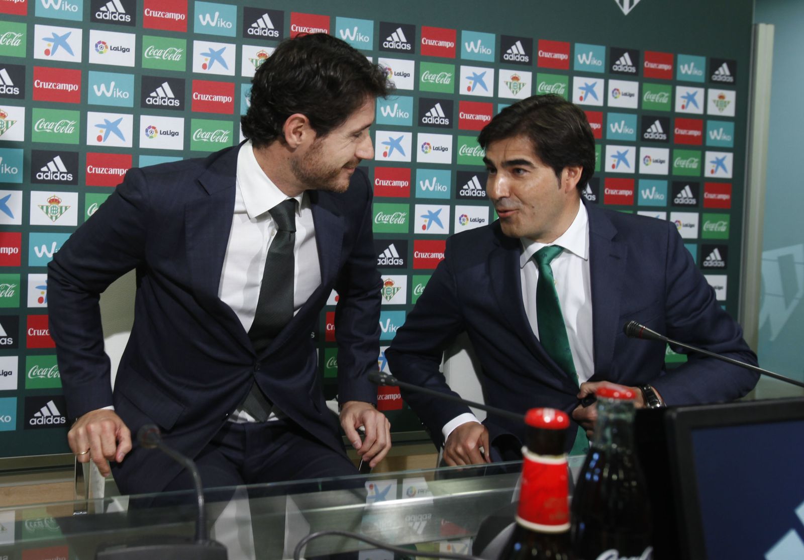 Ángel Haro, con Víctor, antes del inicio de la presentación.